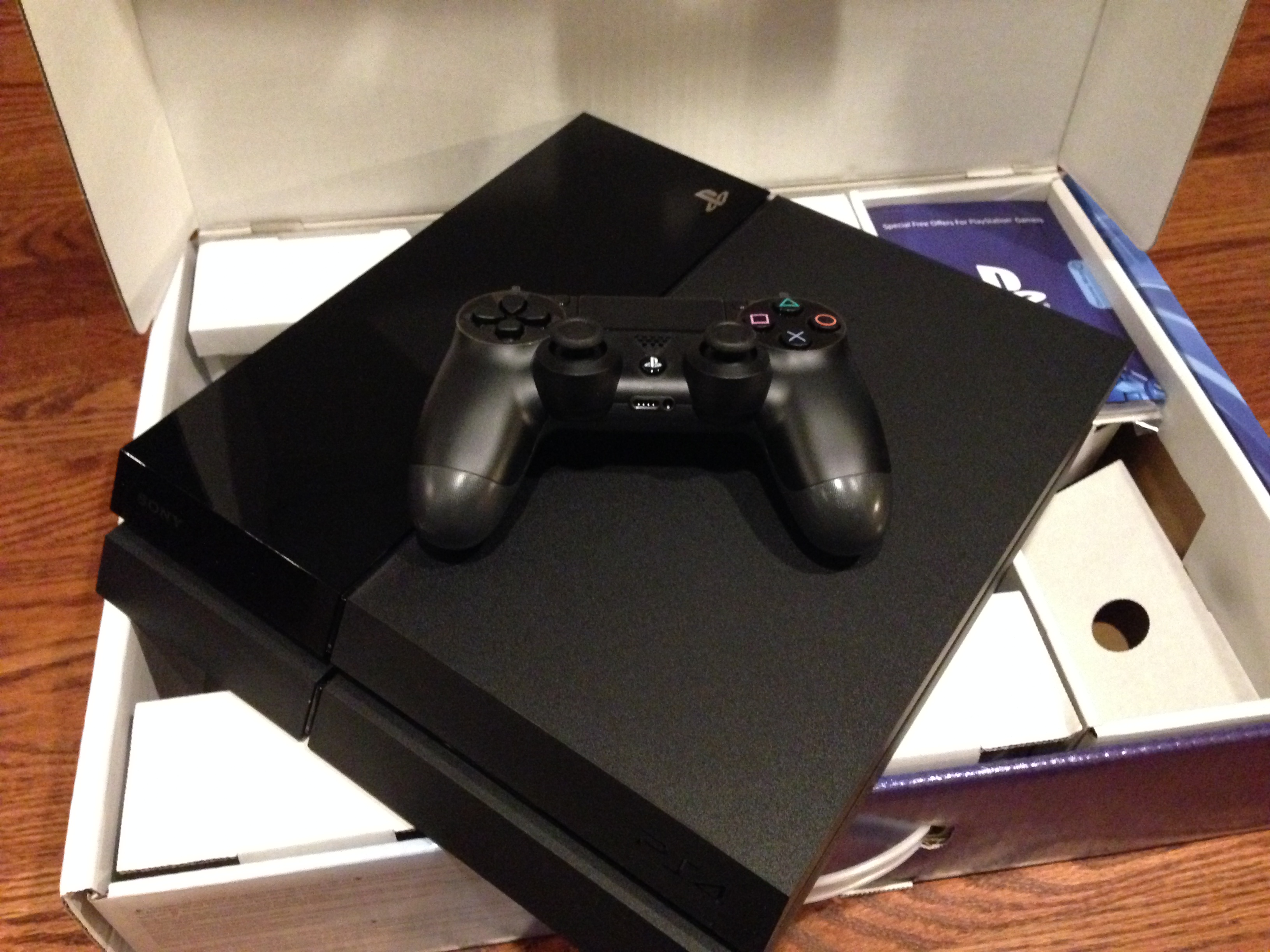We unbox the PS4 and it's beautiful